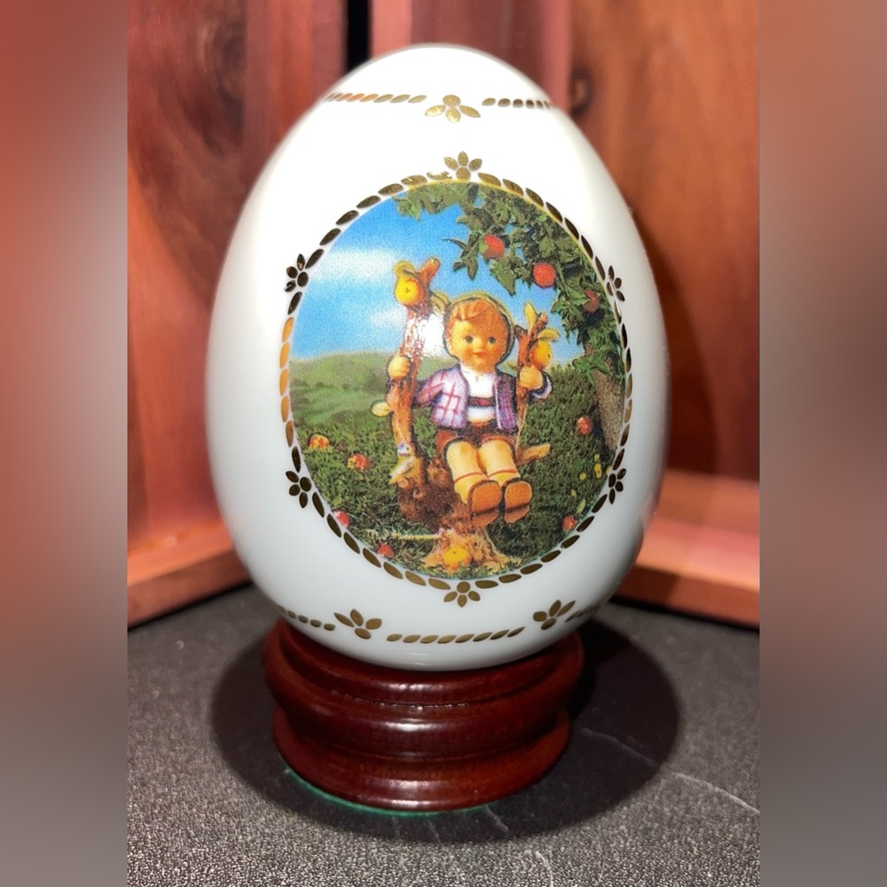 MJ Hummel Danbury Mint Apple Tree Boy Egg with Wooden Base